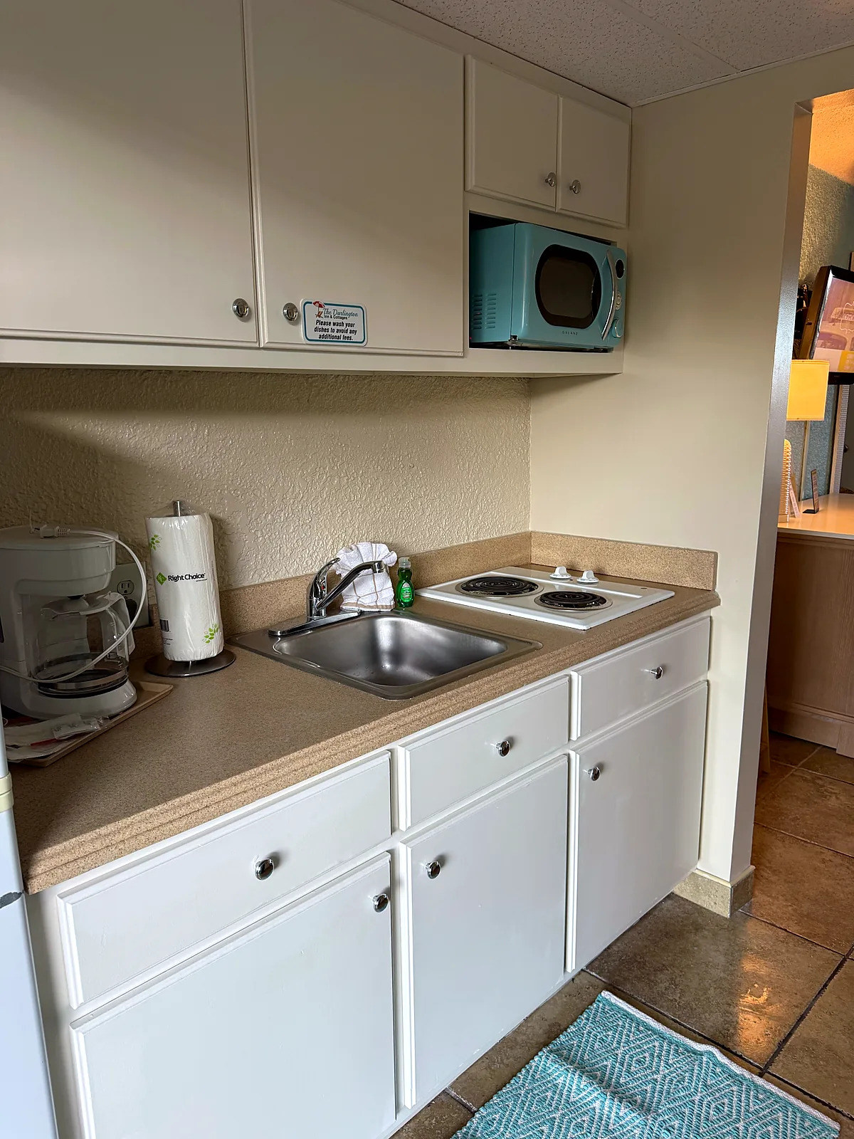 Kitchenette with sink, 2-burner cooktop, microwave and coffee maker