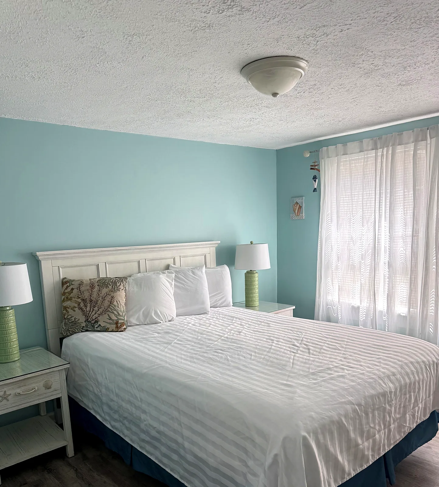 Palmetto Cottage bedroom with queen bed and nightstands
