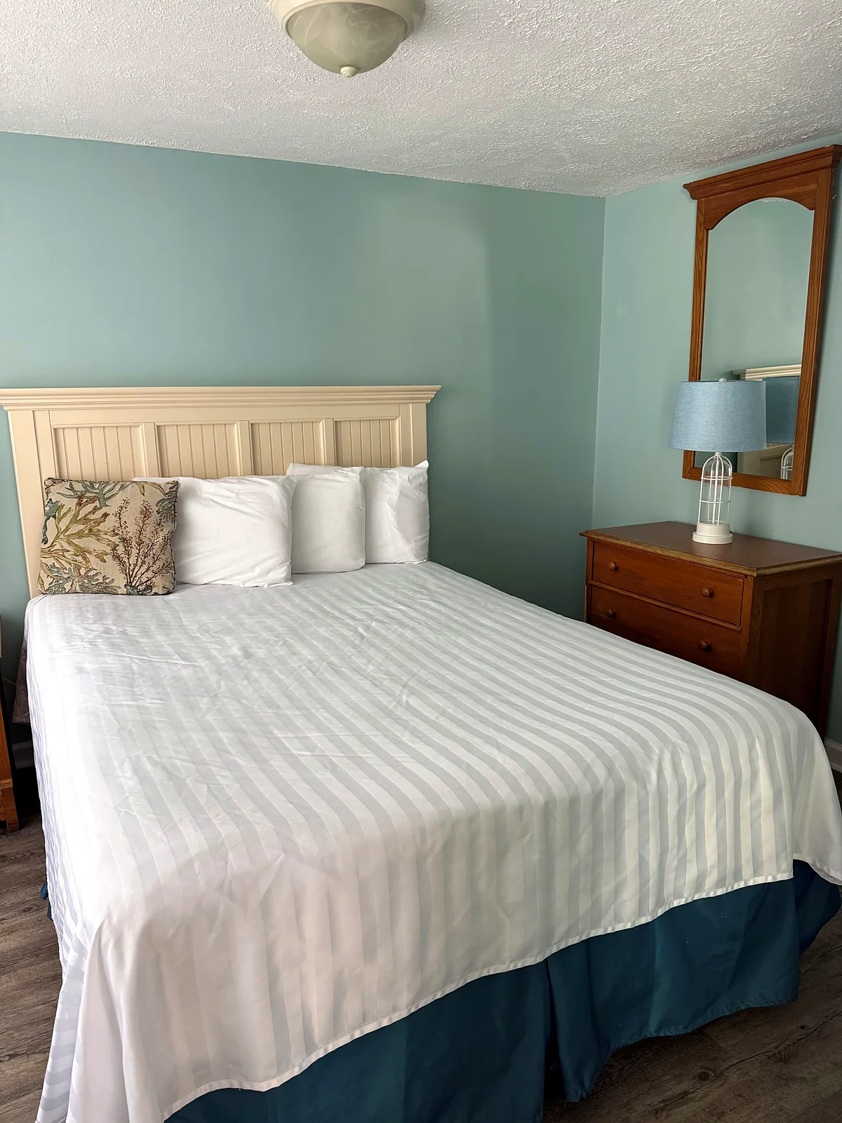 Palmetto Cottage bedroom with queen bed
